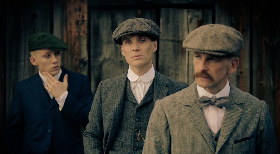 Les casquettes portées très inclinées dans la série Peaky Blinders