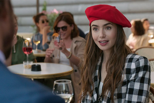 Le couvre chef selon Emily in Paris